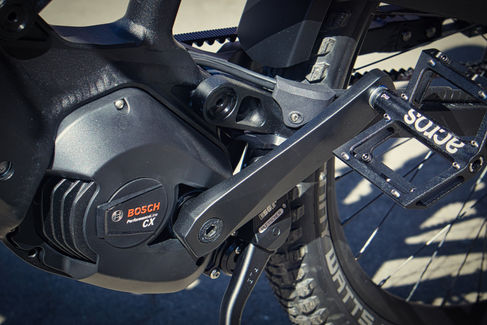 Nahaufnahme des Bosch Performance Line CX Motors mit Kurbelarm und Hinterradbereich am Nicolai EBOXX GT1.