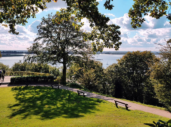 Sonniger Blick auf die Elbe