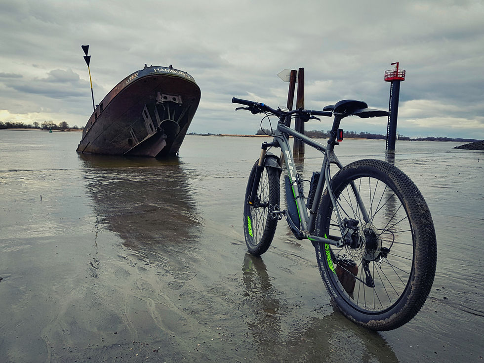 Bei Ebbe mit dem Fahrrad am Schiffswrack Uwe