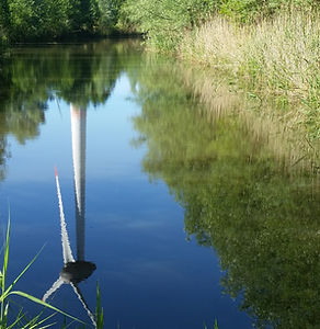 Fahrradtour Hamburg Hafen Entdecker Tour: Ein Windrad im Spiegelbild