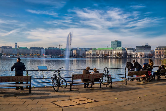 Fahrradtour Hamburg City Tour - Der Klassiker: Eine Gruppe von Menschen gucken auf die Binnenalster