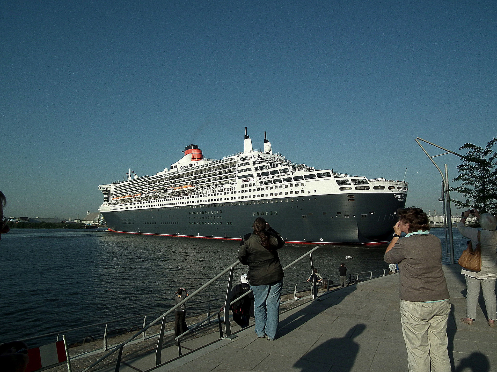 Queen Mary 2 in Hamburg: Touristen beobachten das Schiff