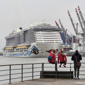 Kreuzfahrtschiff im Hafen, Touristen beobachten