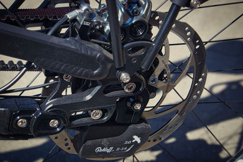 Detailaufnahme der Rohloff SPEEDHUB E14 mit Riemenantrieb, Bremsscheibe und MAGURA‑Bremszange am Hinterrad des Nicolai EBOXX GT1.