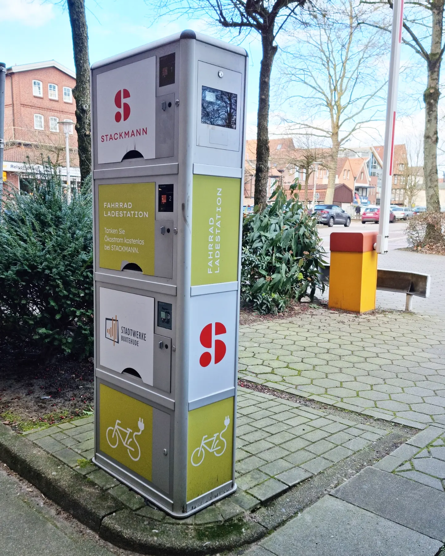 Öffentliche E‑Bike‑Ladestation in Buxtehude mit mehreren Ladefächern und Ökostromangebot; moderne Infrastruktur für Radfahrer im Stadtgebiet.