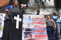Pacientes de Cafesalud en Cali despiden la EPS con funeral simbólico