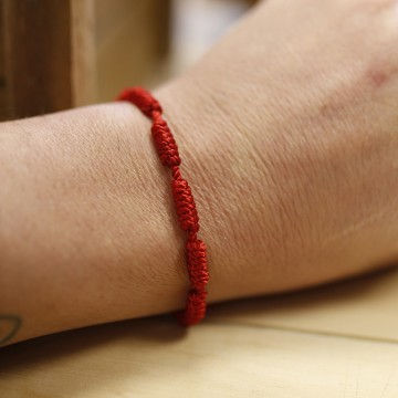 Pulsera de cuerda roja con 7 nudos