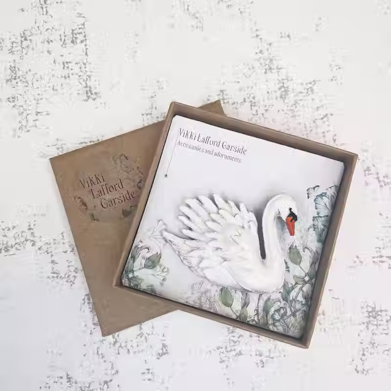 Miniaturbild: Embroidered Brooches Hand made