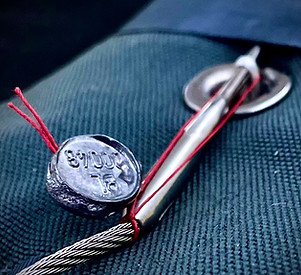 Aiguille de verouillage du conteneur secours d'un parachute, avec son plombage.