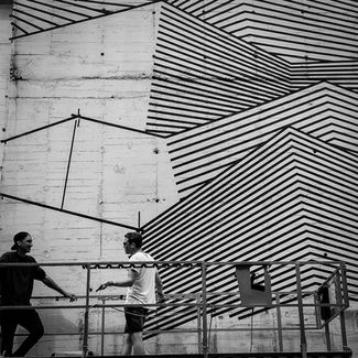 Tape Art Künstler arbeiten an der Fassadengestaltung in Köln, NRW