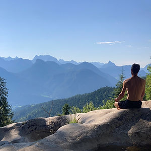 Vipaka Atemtechnik mit Ausblick über die Berge