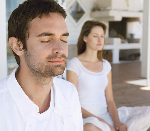 Pareja meditando al aire libre
