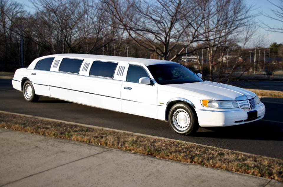 Hollywood Limousine & Airport Express Sault Ste Marie