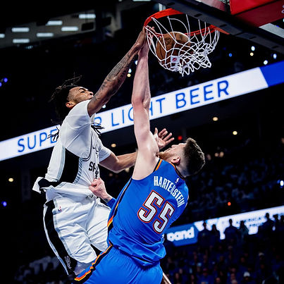 Castle disrespects Hartenstein on a MONSTROUS POSTER DUNK.