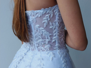 Vestido amplio con tul ilusión y bordados de hojas