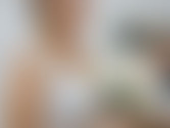 "Vestido de novia en corte A, falda en crepé pesado y gasa muselina, escote cuadrado, blusa bordada a mano y cola desmontable desde la cintura."