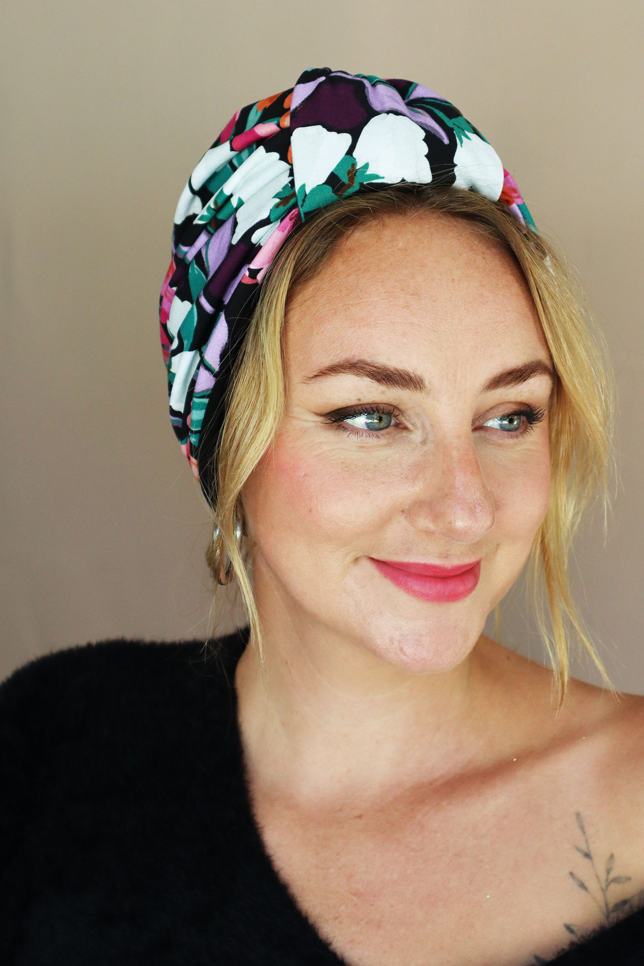 Femme portant le bonnet de chimiothérapie Gabrielle teintes vives de la marque Entrenoue