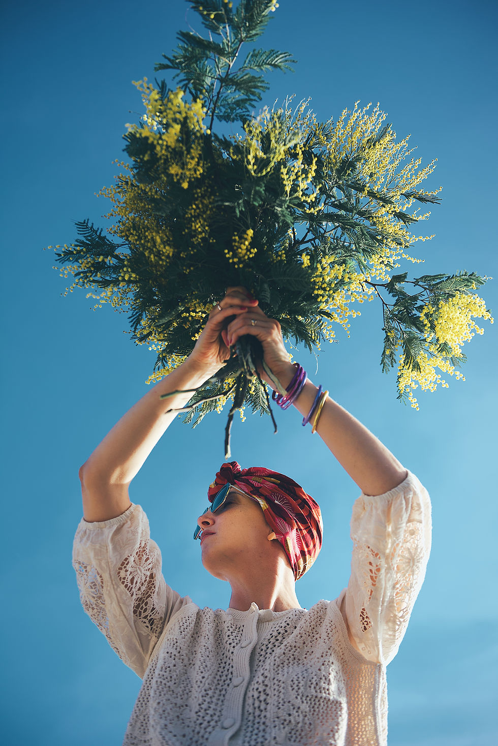 femme en phase d'alopécie qui porte un turban de chimiothérapie entrenoue