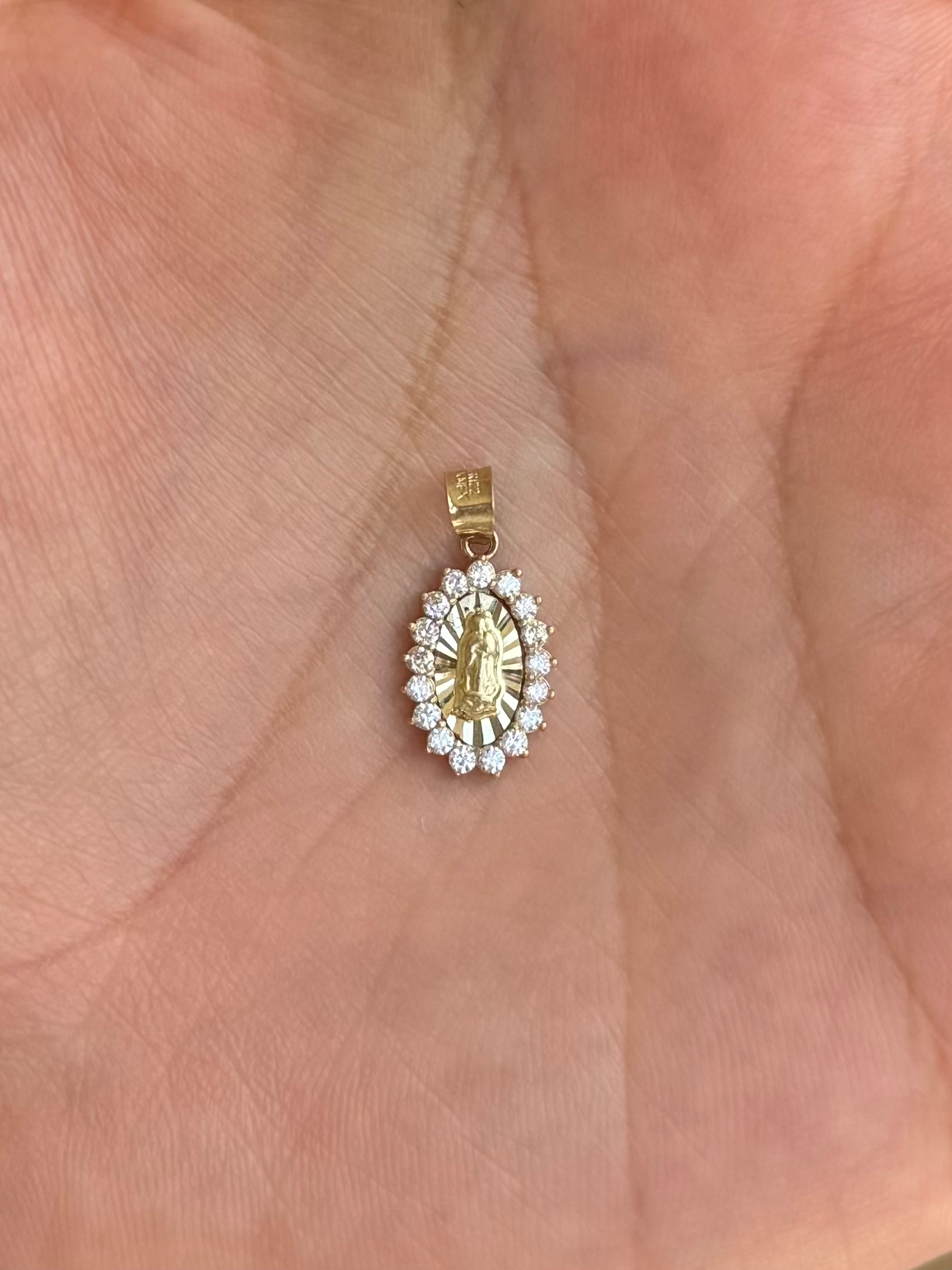 Dije Virgen de Guadalupe halo zirconias oro 10k