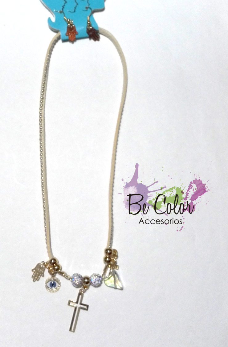 Collar corto con taches