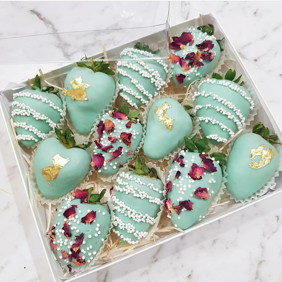 Thumbnail: Doos met 12 "Tiffany Blue" chocolade aardbeien