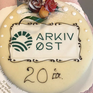 Nærbilde av marsipankake med påskriften "arkiv øst 20 år"