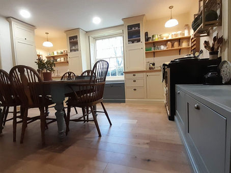 What are the pros and cons of handmade kitchens?