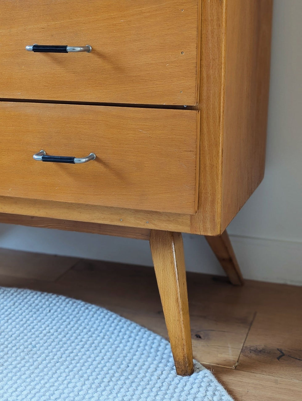 Miniature : L'authentique commode aux pieds compas des années 60