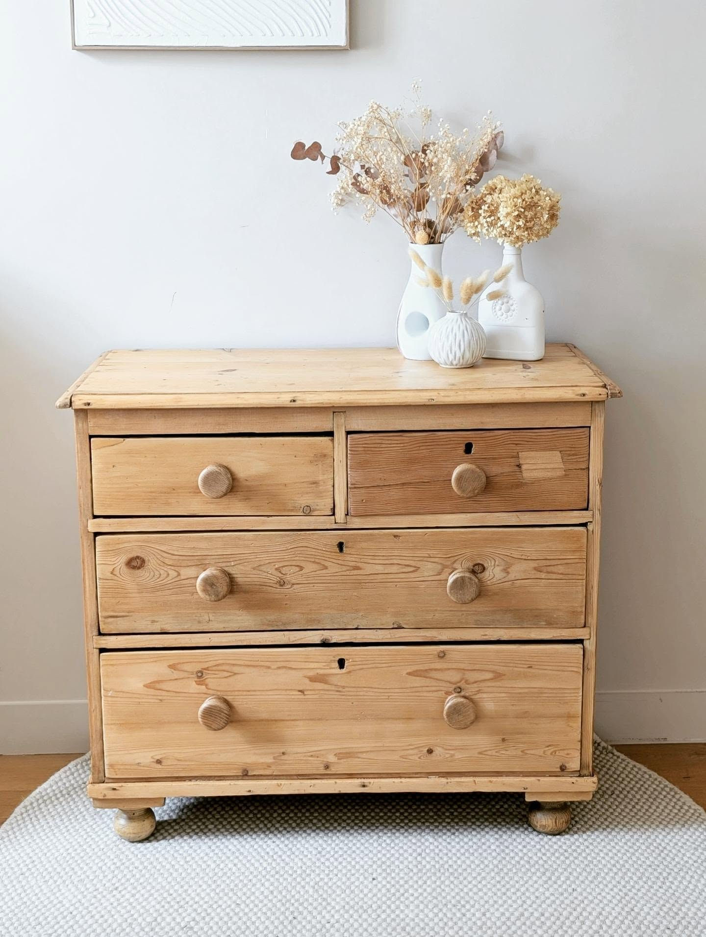 Ancienne commode anglaise rénovée, pin massif, boutons et pieds en bois tourné