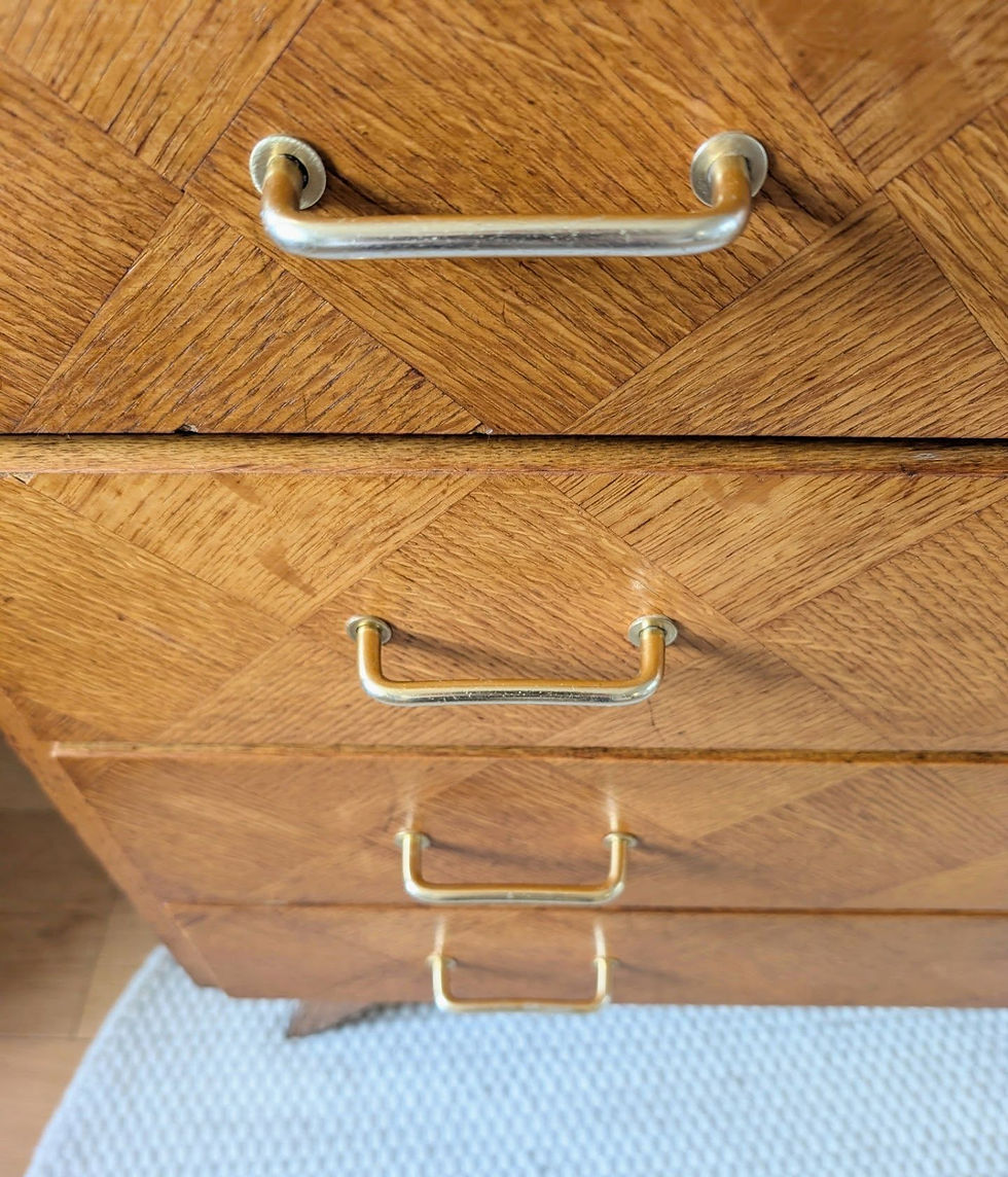 Miniature : Commode à damier et pieds compas
