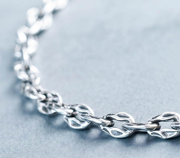 close up of venus link necklace