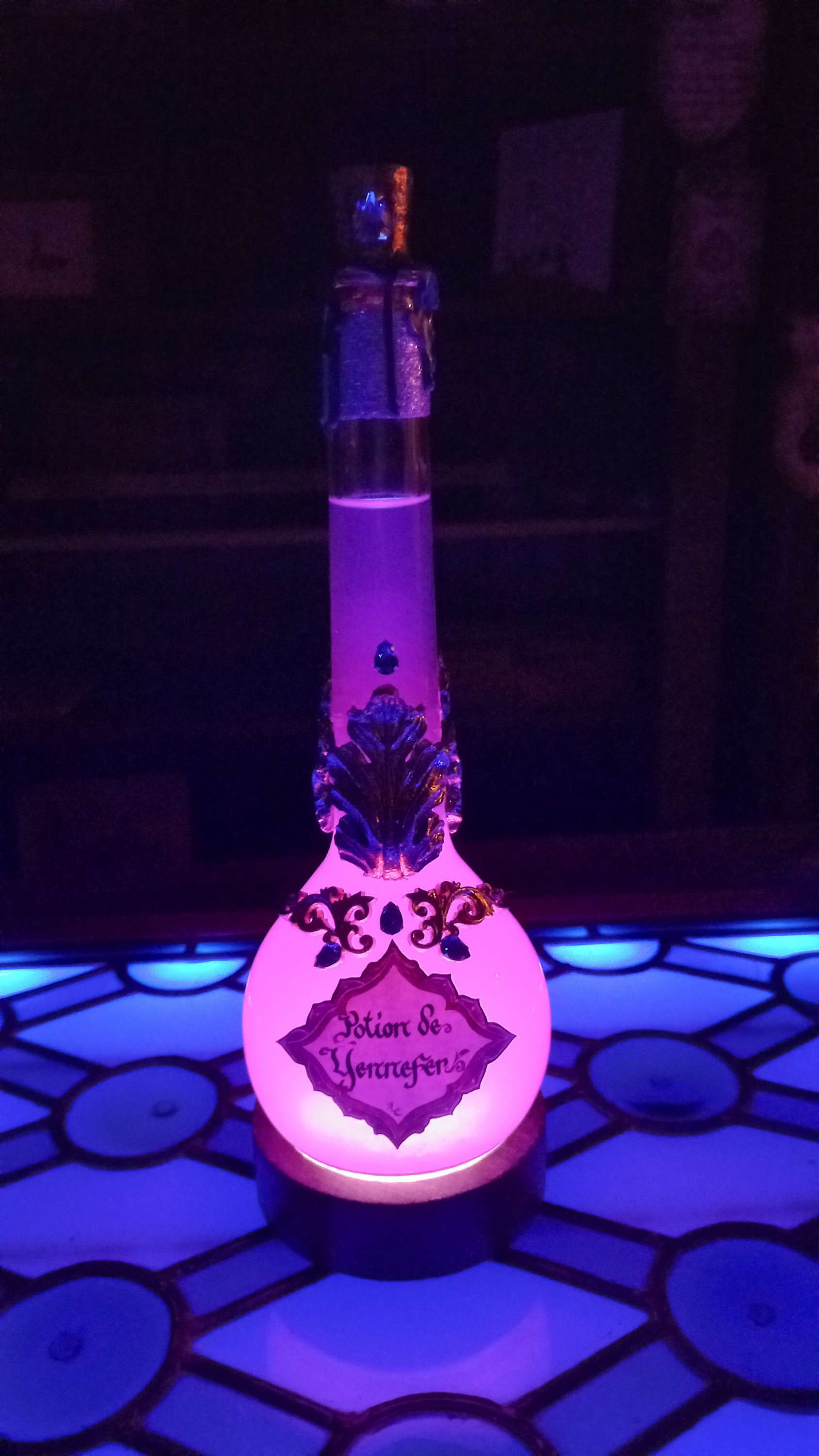 Potion Veilleuse Enluminée "La Magicienne du Chaos", (Certificat d'Authenticité)
