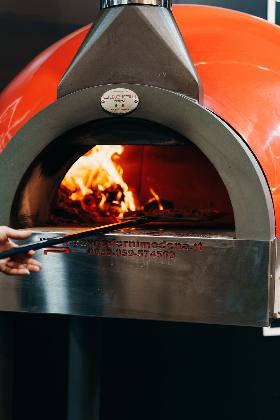 Cottura su forno a legna pizza.JPG