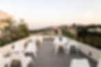 Bodrum manzaralı geniş teras, beyaz sandalyeler