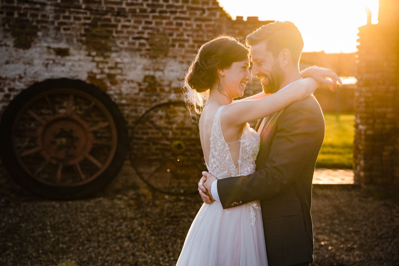 bruidspaar bij boerderij Limburg tijdens Golden Hour