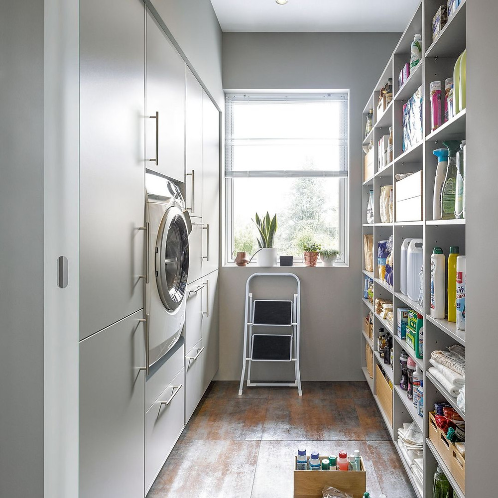 large schuller utility room with laundry area