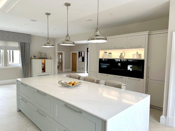Bespoke traditional kitchen design with white cabinets and white marble worktop.