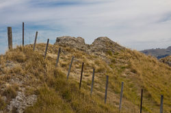 Klippelandskab brudt op af hegn.