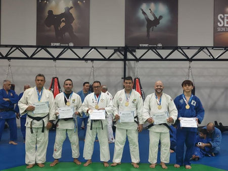 Atletas veteranos que participaram do Pan-Americano em Assunção recebem homenagem da FEJ