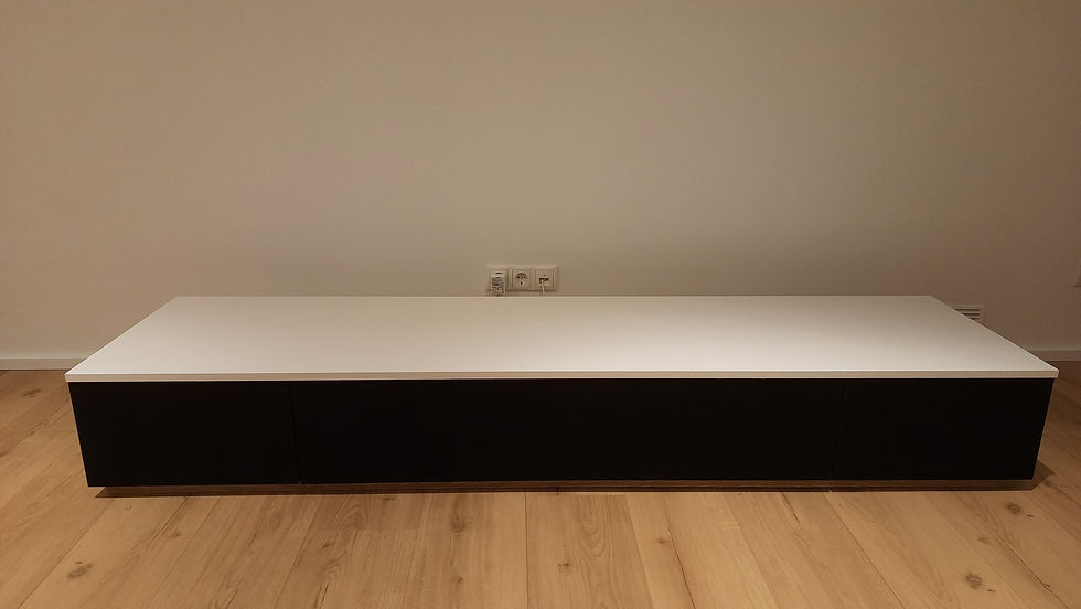 TV-Möbel mit Stofftüren