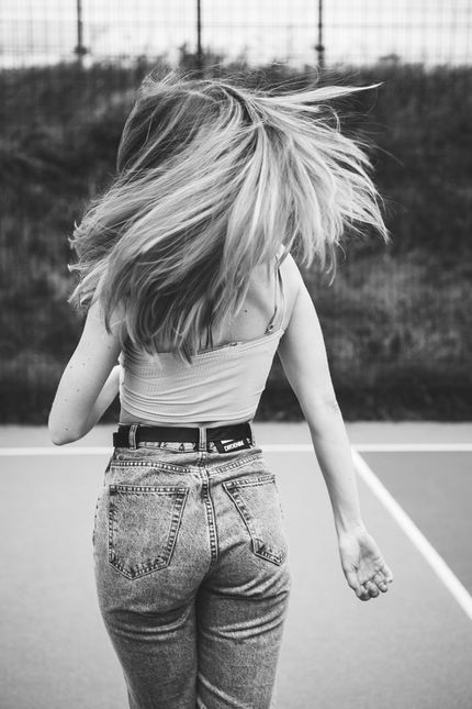 junge frau auf dem basketballplatz in attendorn