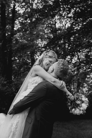 bräutigam hebt seine braut hoch in haus rhade kierspe