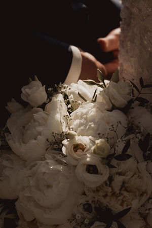 sonnenlicht auf einem weissen brautstrauss