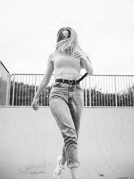 junge frau springt in halfpipe auf dem skaterplatz attendorn