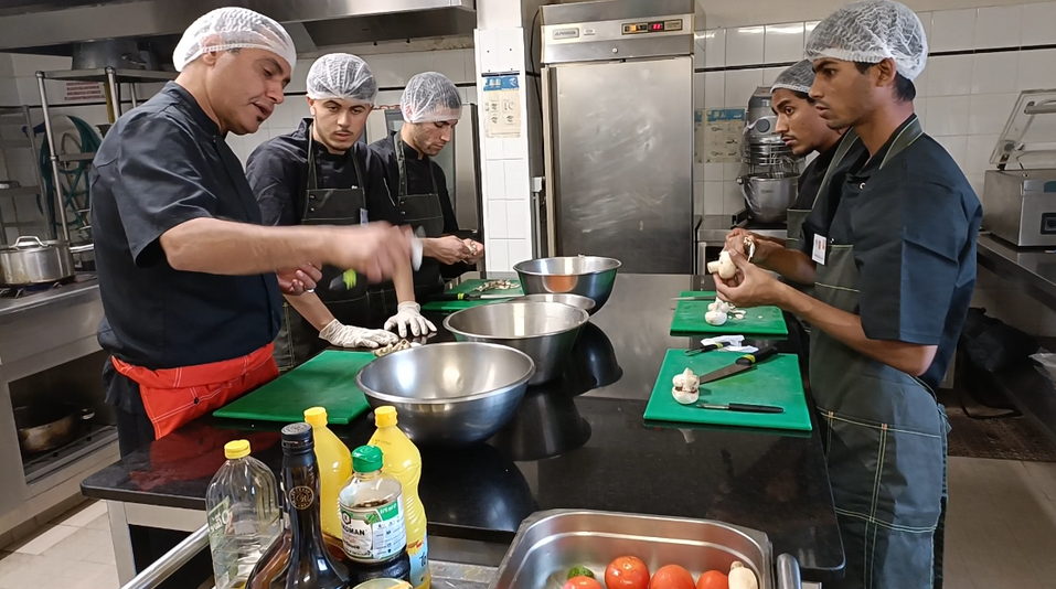 Jeunes apprenant le métier de chef cuisinier
