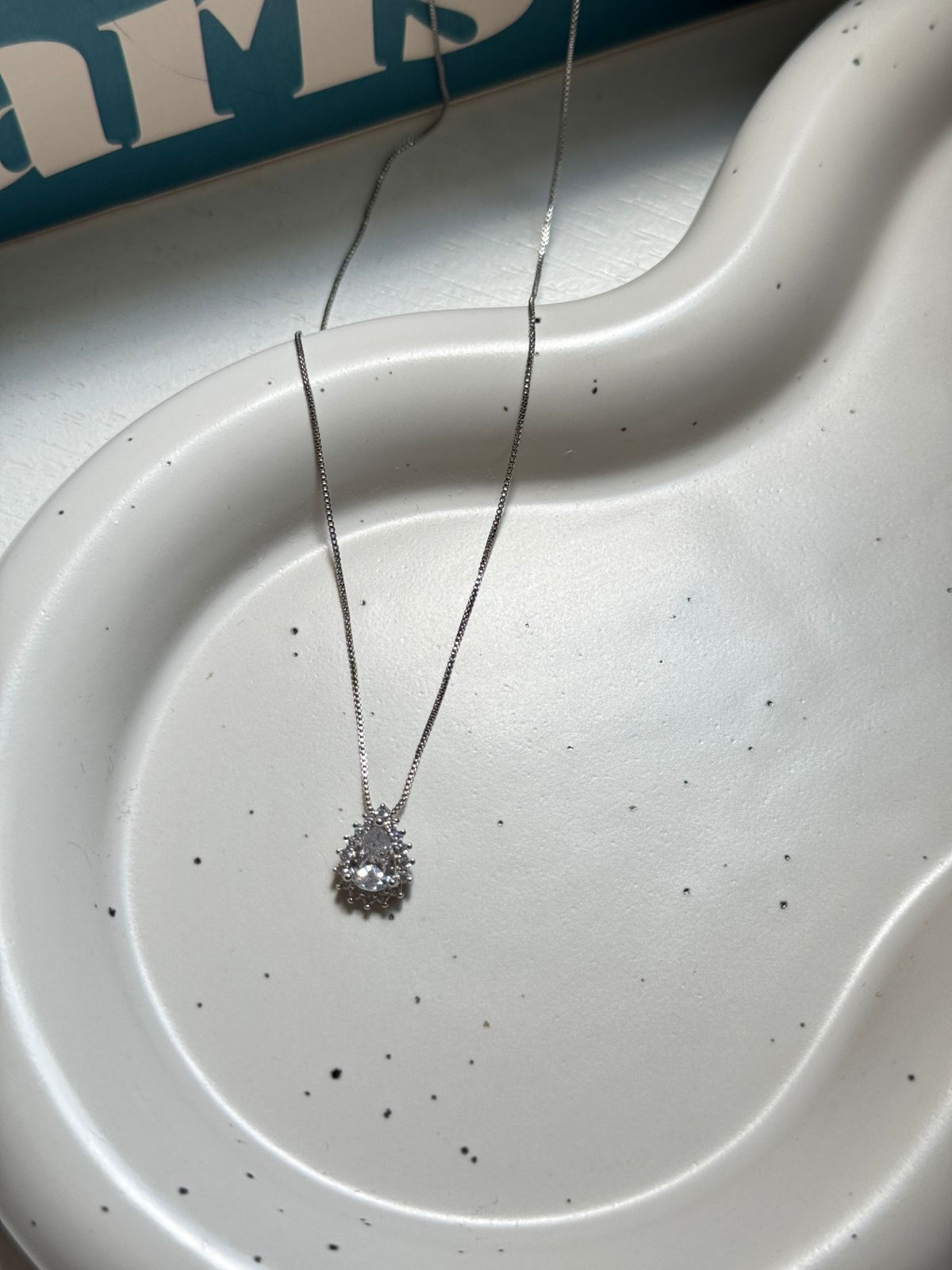 Colar Gota Cravejado ao Redor com Zircônias Brancas