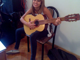 En la clase de Guitarra!