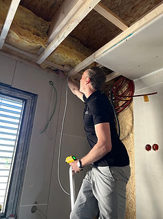 Lukas Spandl bei der Kontrolle von Dämmmaßnahmen