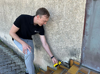 Lukas Spandl bei der Feuchtemessung