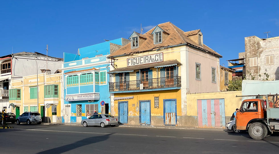 Mindelo rue principale maisons colorées Cap Vert